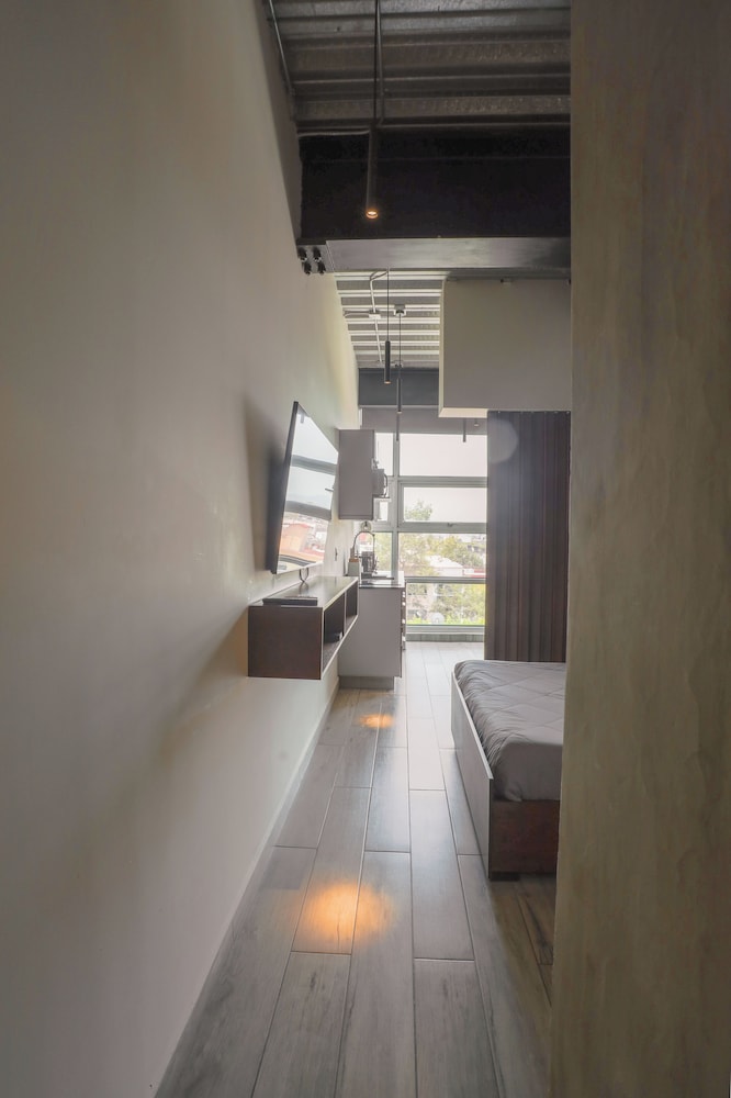 Deluxe Loft, 1 Queen Bed, Kitchenette, City View (5) photo 2