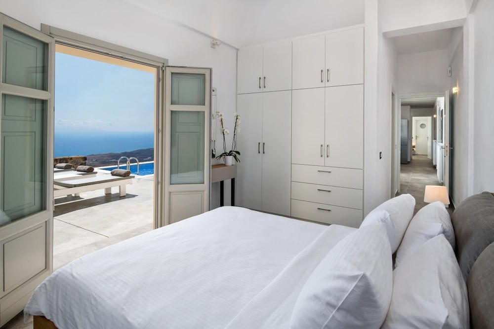 Villa Assyrtiko with outdoor Private heated Pool