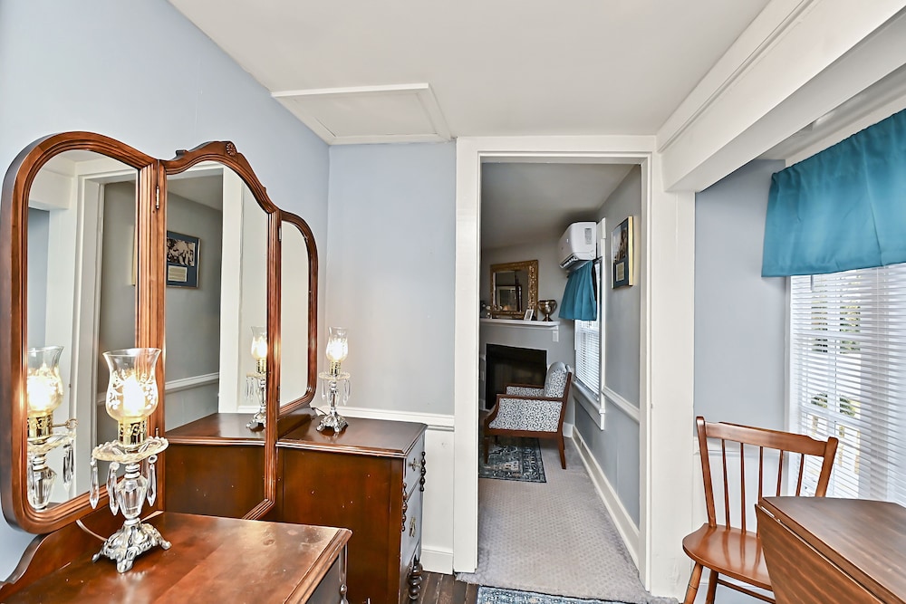1840 Miss Vashti's Room photo 3