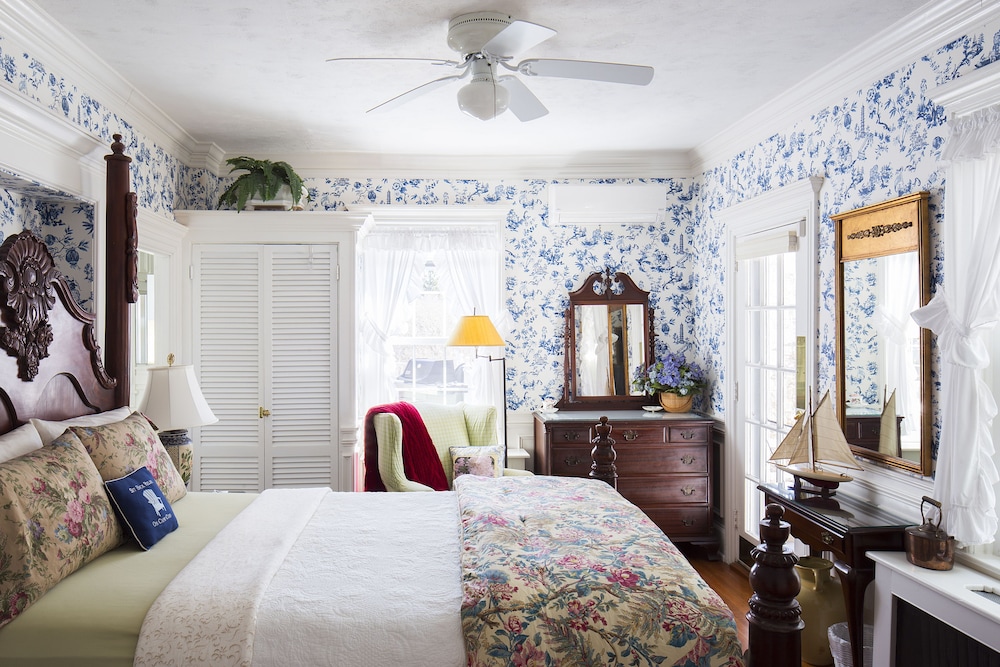 Deluxe Room, 1 Queen Bed photo 2