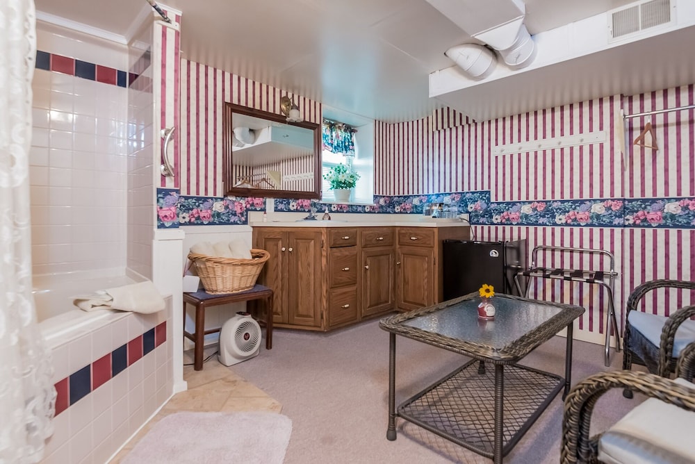 Luxury Suite, 1 Queen Bed, Jetted Tub (Cider Nook) photo 3