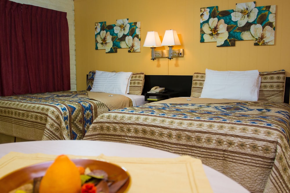 Deluxe Double or Twin Room, 2 Queen Beds, Refrigerator & Microwave, Ground Floor photo 2