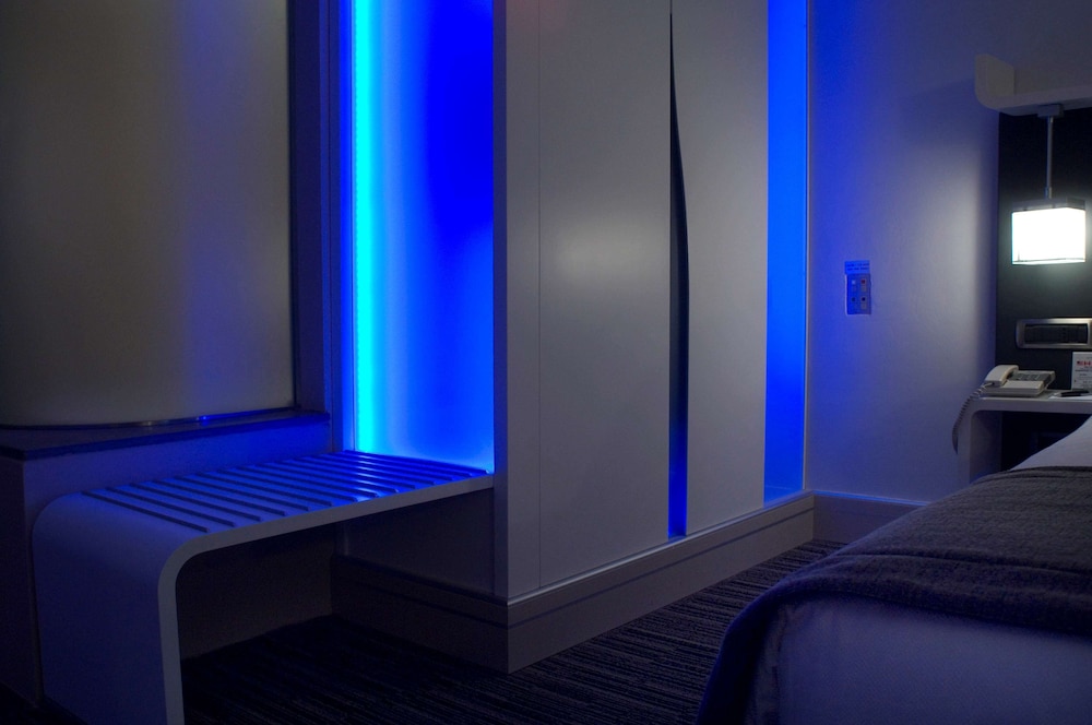 Comfort Room, Multiple Beds thumbnail 5