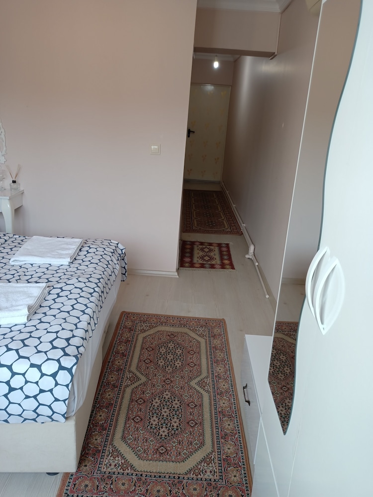 Economy Room, 1 Queen Bed photo 3