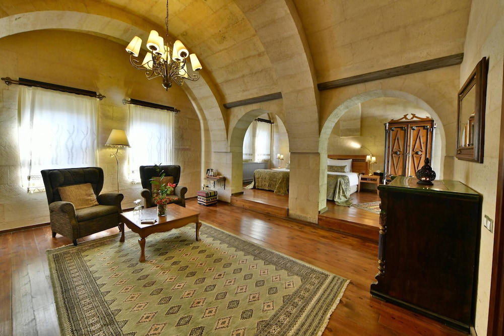 Superior Suite (Cave) - Photo 1
