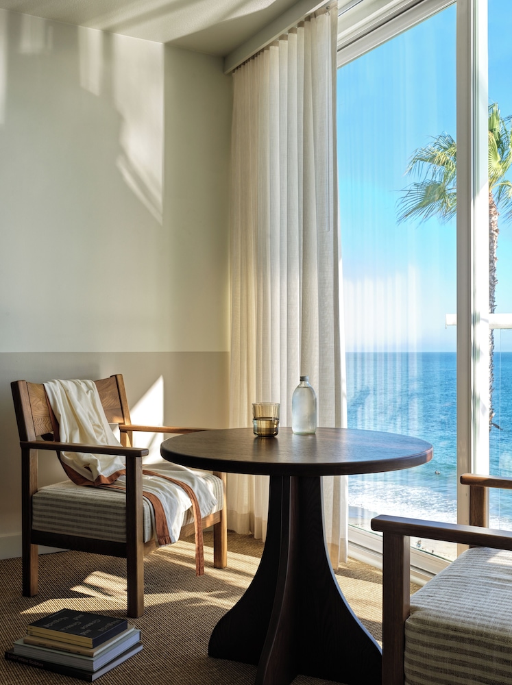 Room, 1 King Bed, Ocean View (Top Floor) photo 3