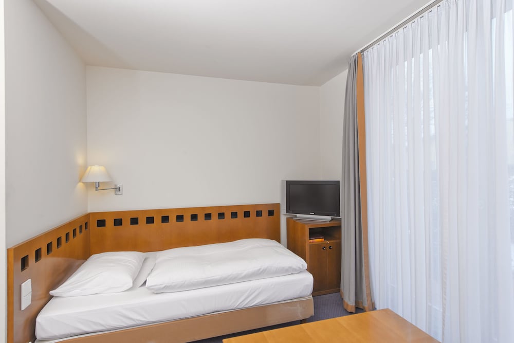 Standard Studio, 1 Large Twin Bed