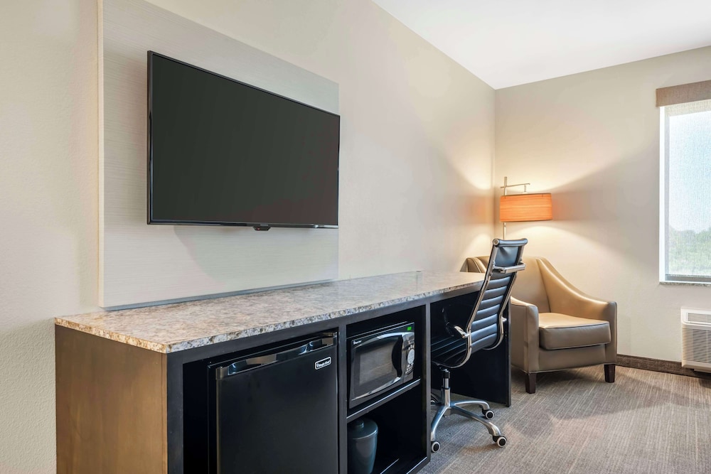 Standard Room, 2 Queen Beds, Accessible, Refrigerator & Microwave photo 3