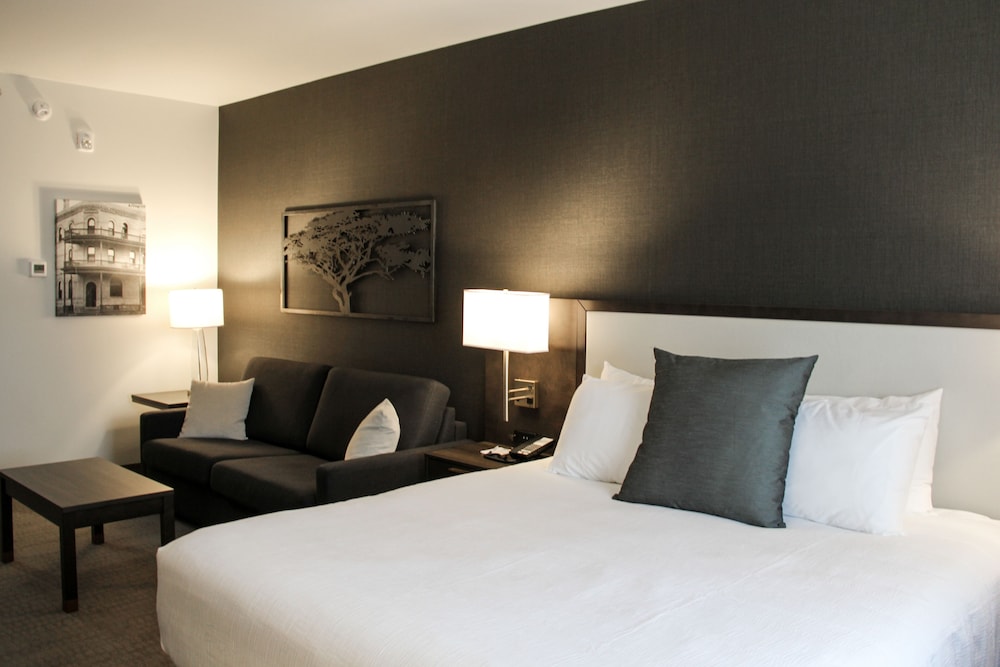 Suite, 1 King Bed with Sofa bed, Accessible, Refrigerator & Microwave (with Sofabed) - Photo 5
