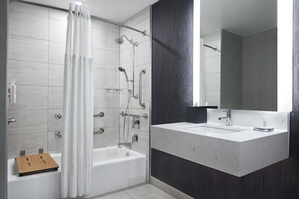 Deluxe Room, 1 King Bed (Mobility/Hearing Accessible, Tub)