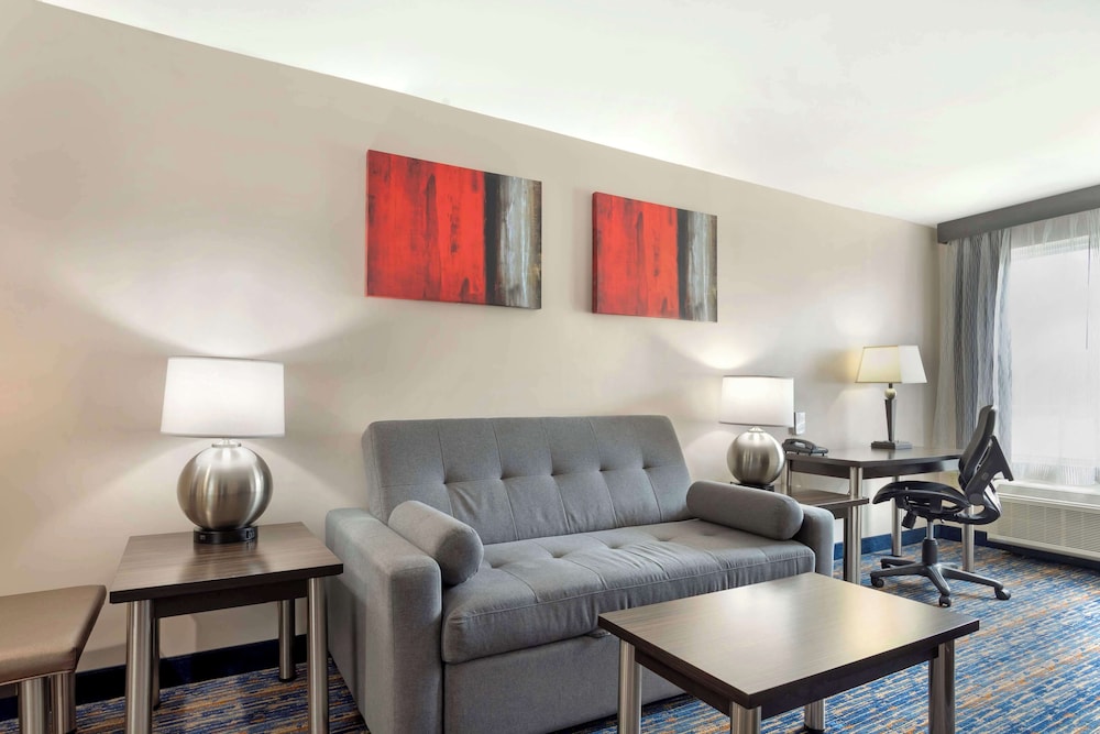 Suite, 2 Queen Beds, Non Smoking, Refrigerator - Photo 2