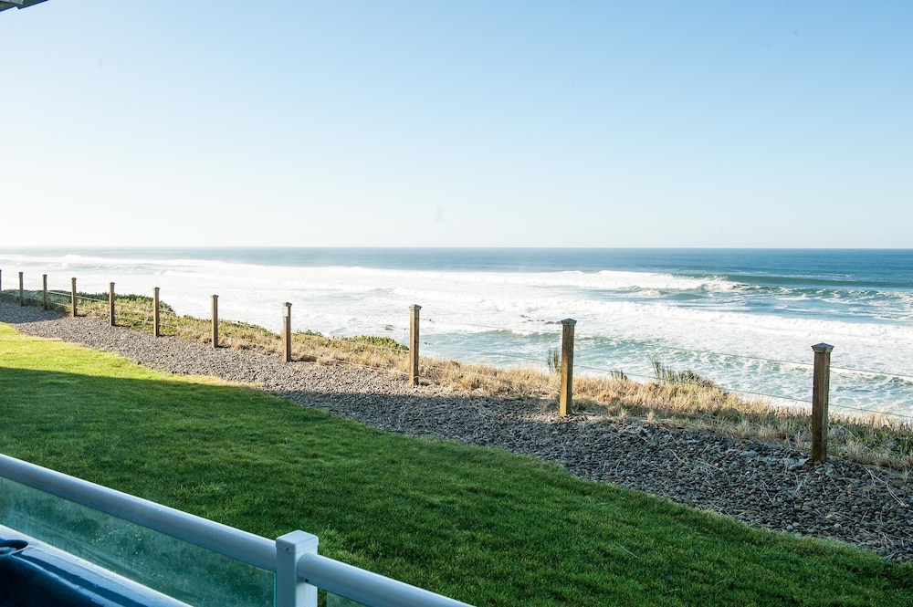 Condo, 2 Bedrooms, Ocean View, Beachfront photo 3