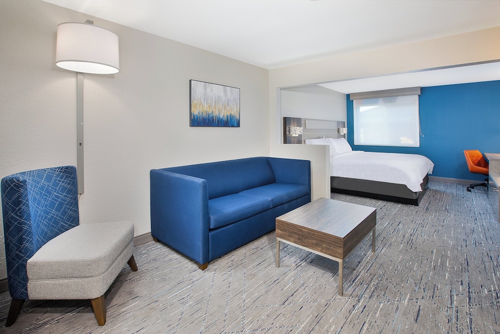 Suite, 1 King Bed - Photo 2