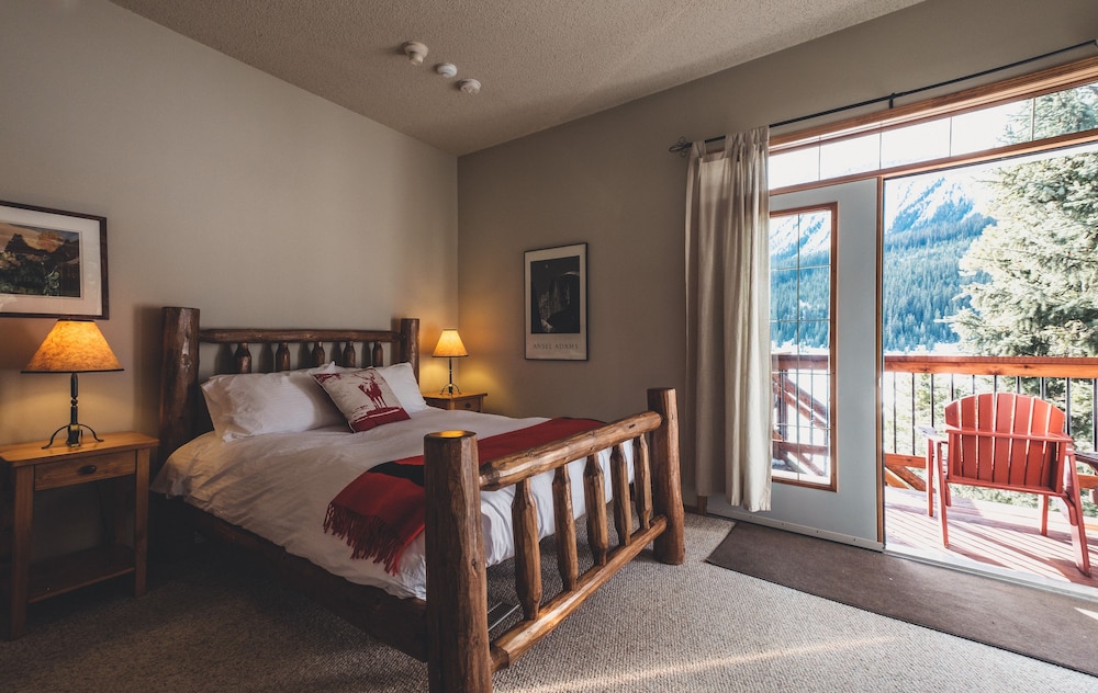 Signature Suite, 1 Queen Bed with Sofa bed, Terrace, Mountain View photo 3