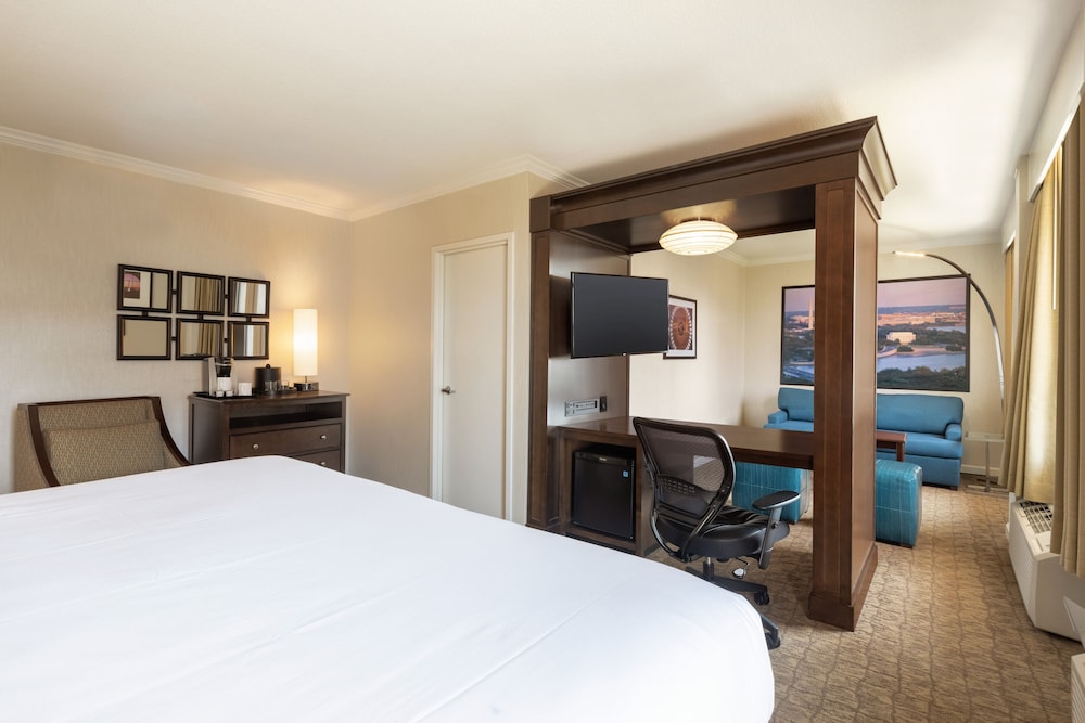 Junior Suite, 1 King Bed, Roll-in Shower (Comm Accessible, Roll-In Shower) photo 1