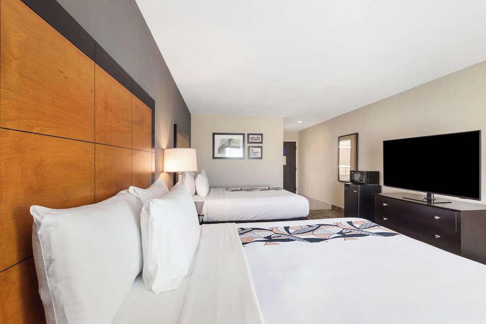 Standard Room, 2 Queen Beds, Non Smoking (Shower Only) - Photo 3