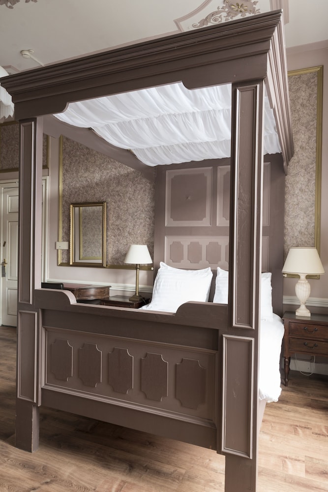 Comfort room with four-poster bed - Photo 3