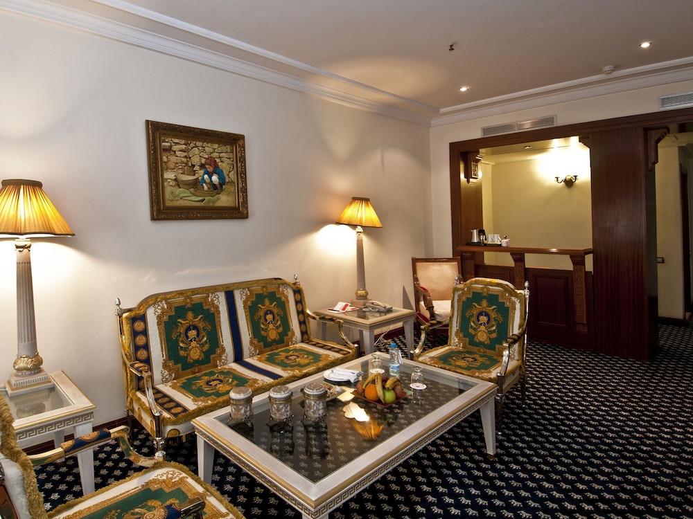 Royal Suite, 1 King Bed - Photo 2