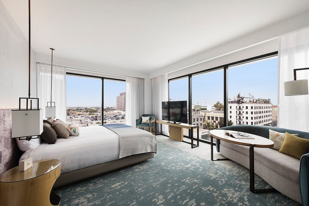 Suite, 1 King Bed (Platinum) - Photo 2