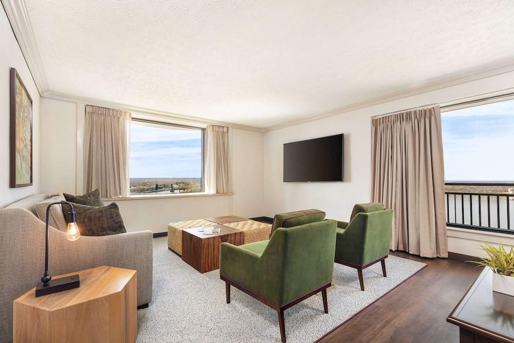 Deluxe Suite, 1 Bedroom, Non Smoking (West Tower, Waterview, 2 Queens) - Photo 1