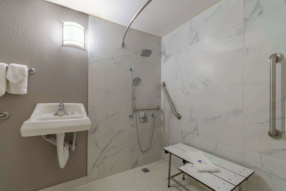 Deluxe Room, 1 Queen Bed, Mobility Accessible, Refrigerator & Microwave photo 3