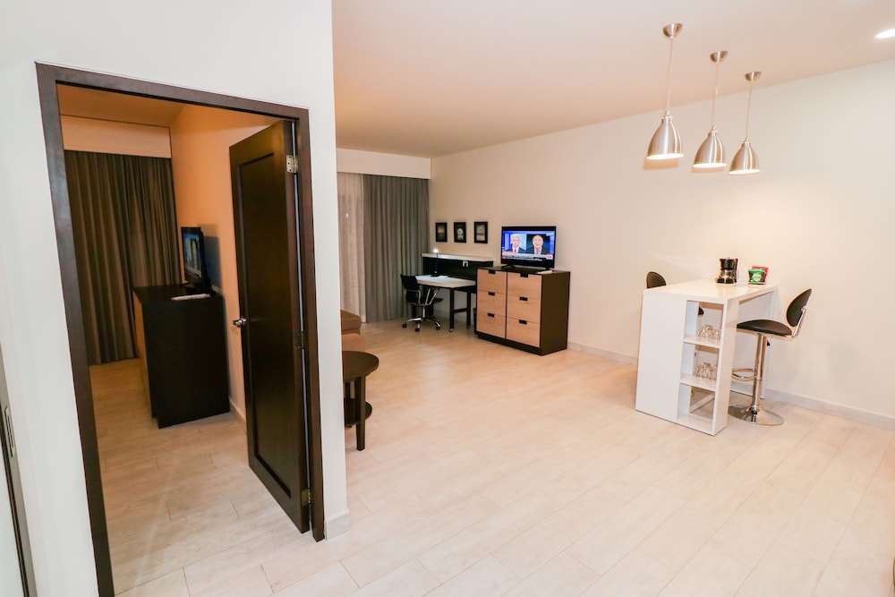 Family Suite, 1 Bedroom, Kitchenette thumbnail 6