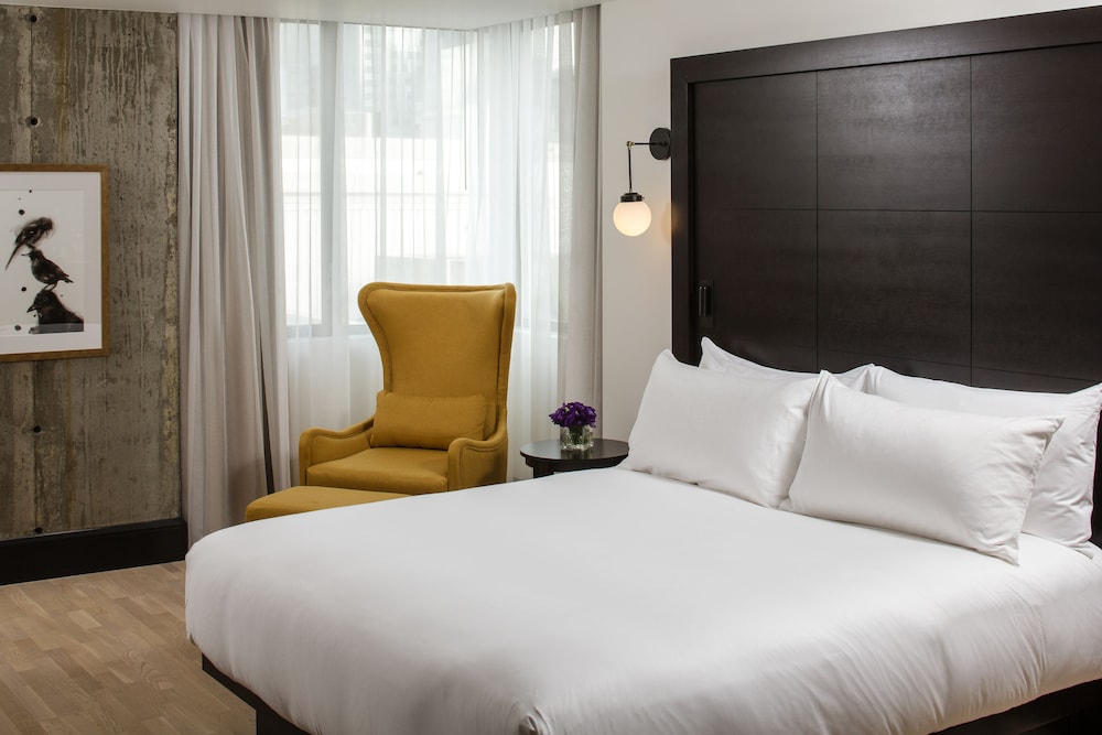 Deluxe Room, 1 King Bed photo 1