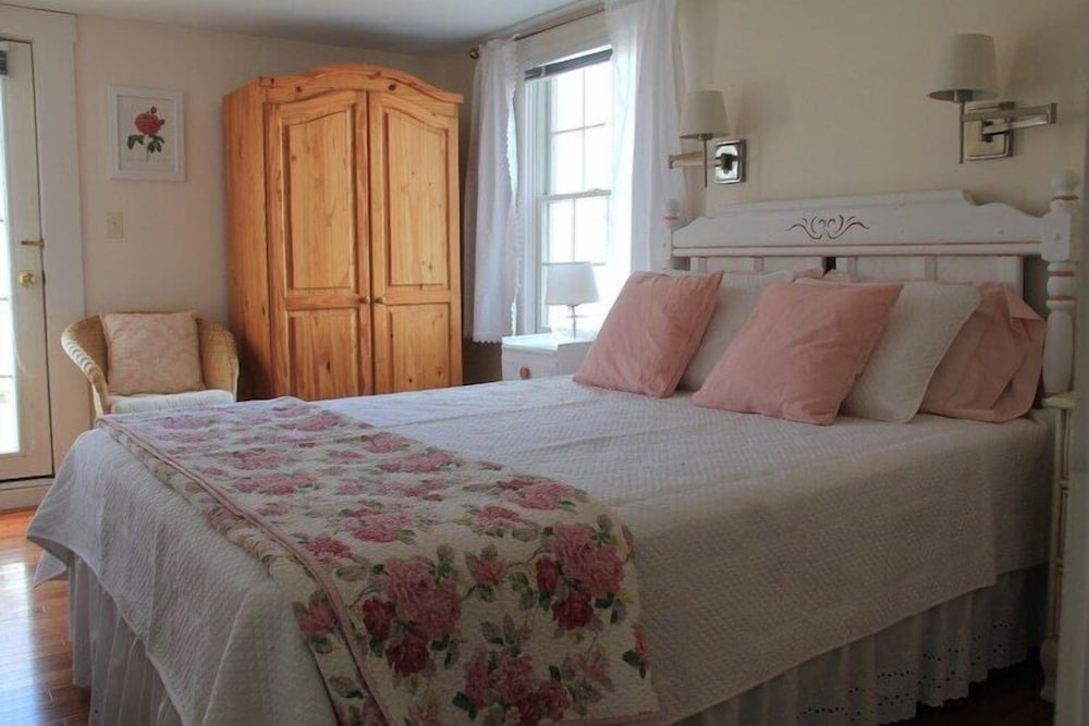 Queen Room with Private Deck: 203 photo 2