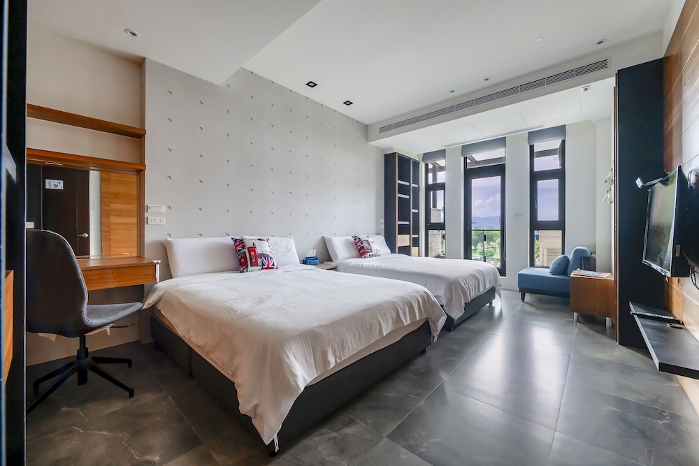 Family Room, Balcony photo 1