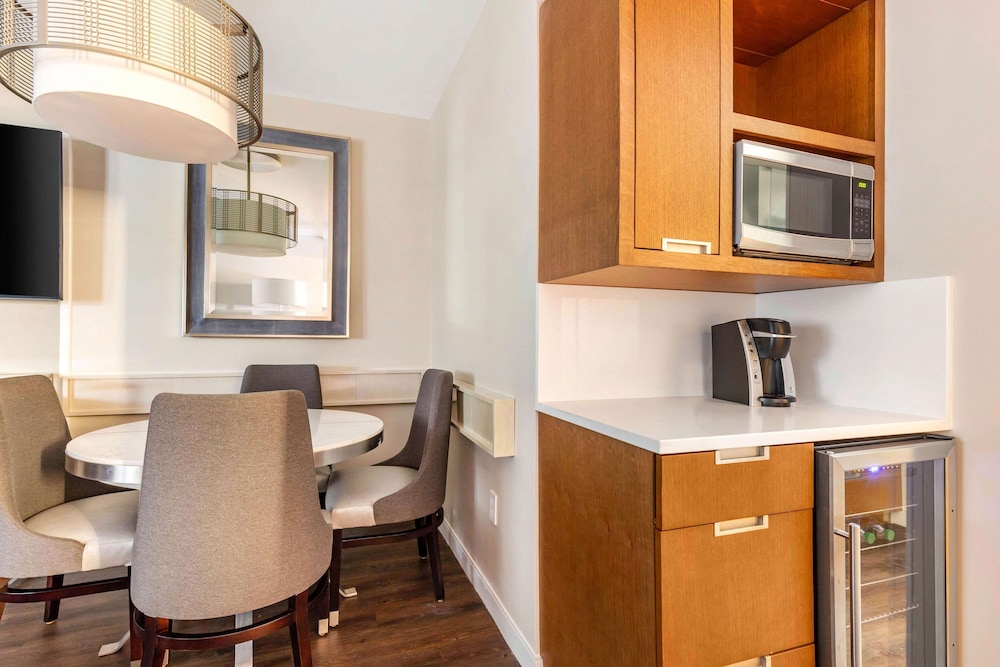 Suite, 2 Bedrooms, Accessible, Non Smoking (Roll In Shower)