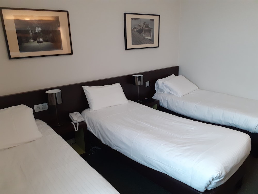 Standard Room, 3 Twin Beds - Photo 3