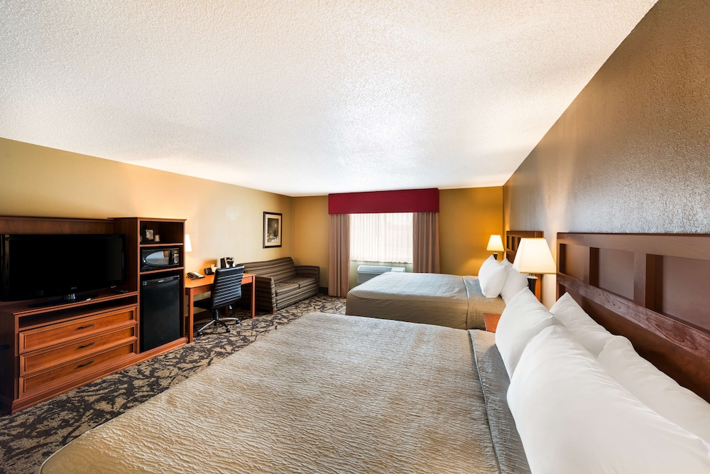 Junior Suite, Multiple Beds, Non Smoking, Refrigerator & Microwave photo 3
