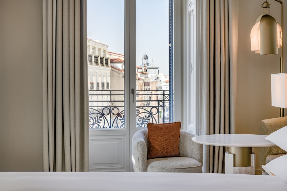 Premium Room, 1 King Bed, Non Smoking, City View (Corner)