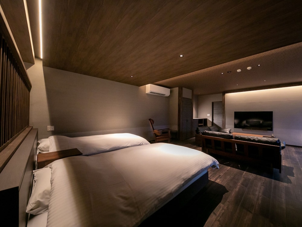 Suite, 4 Beds, private bath, Non Smoking - Photo 3