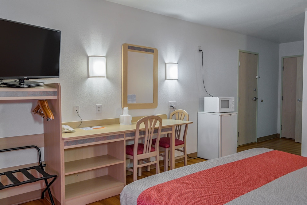 Standard Room, 1 King Bed, Non Smoking - Photo 2