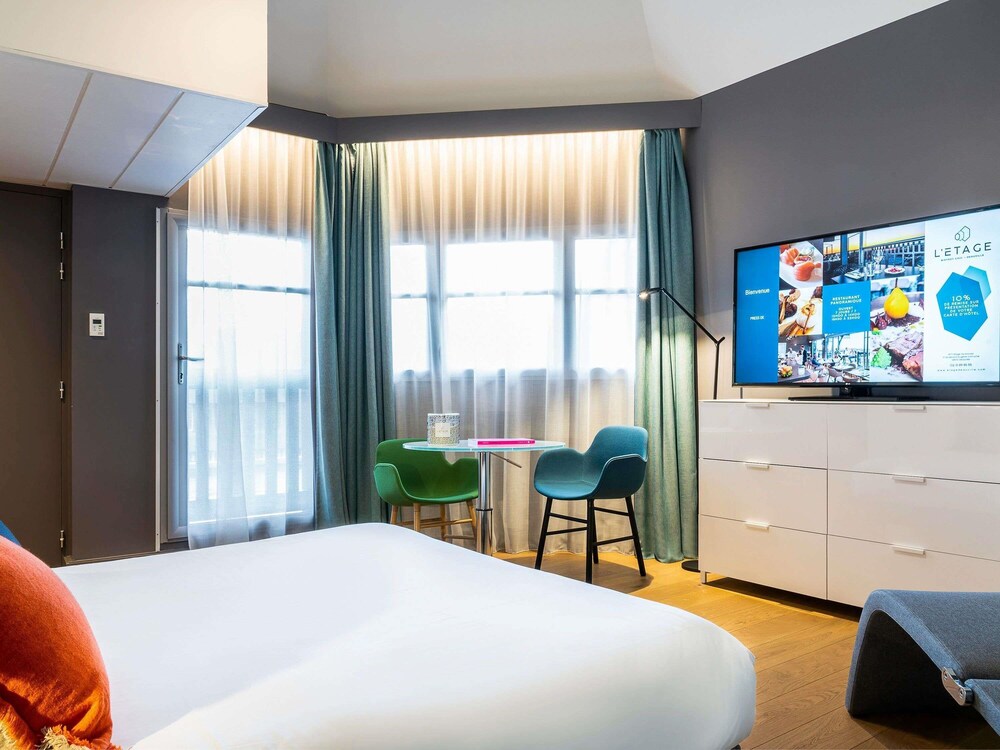 Junior Suite, 1 King Bed, Non Smoking, Housekeeping - Photo 13