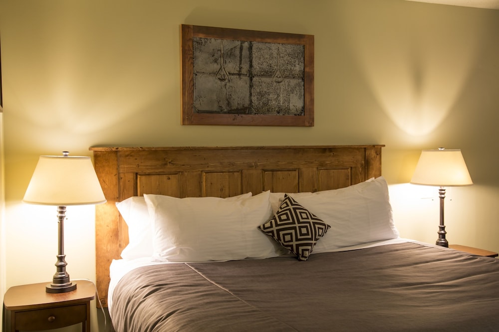 Superior Room, 1 King Bed, Balcony photo 3