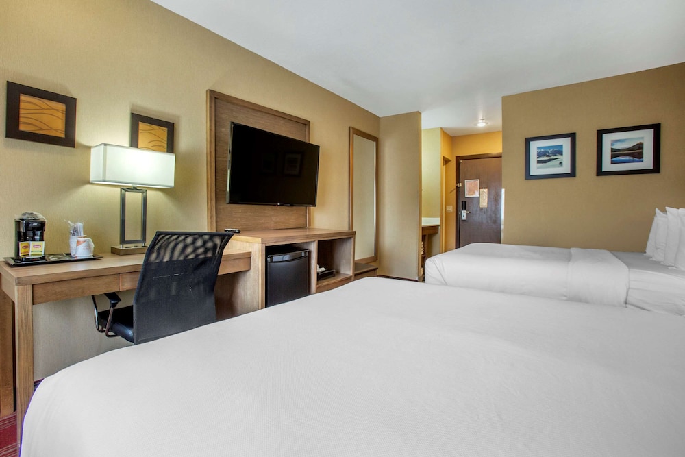Suite 2 Queen Beds, Sitting Area, Sofa, Wet Bar, Balcony, Non-Smoking - Photo 4