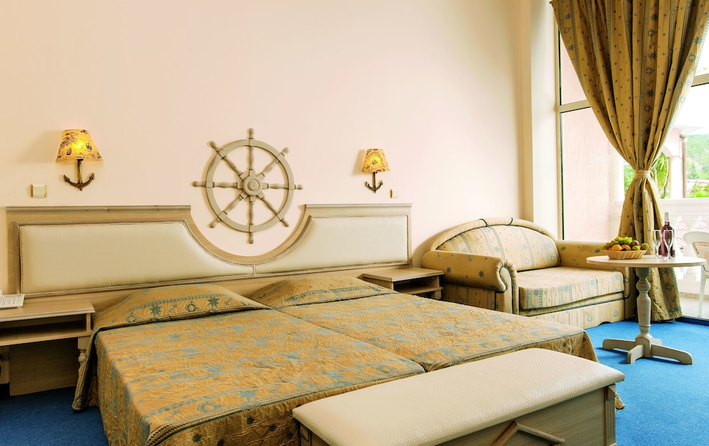 Double Room, Balcony, Park View photo 2