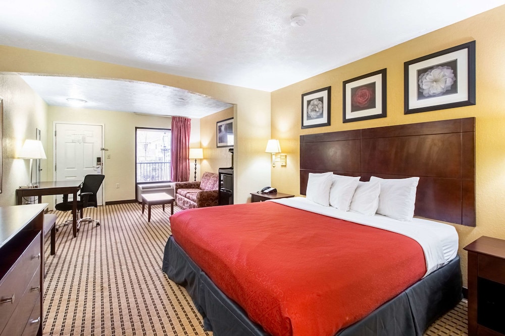 Standard Room, 1 King Bed, Non Smoking - Photo 3
