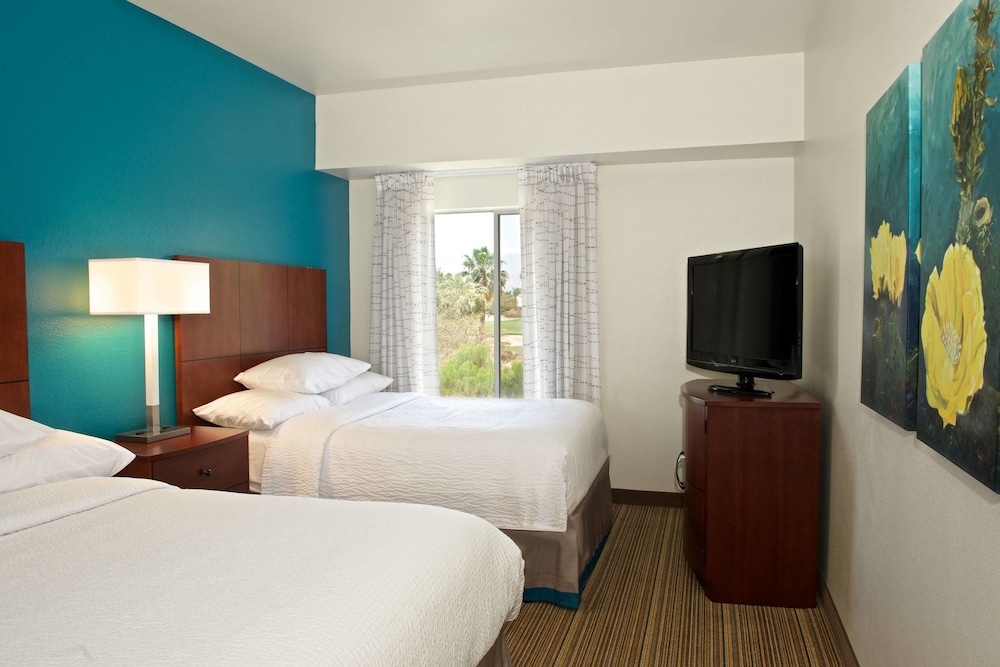 Suite, 2 Bedrooms, Balcony, Golf View - Photo 2