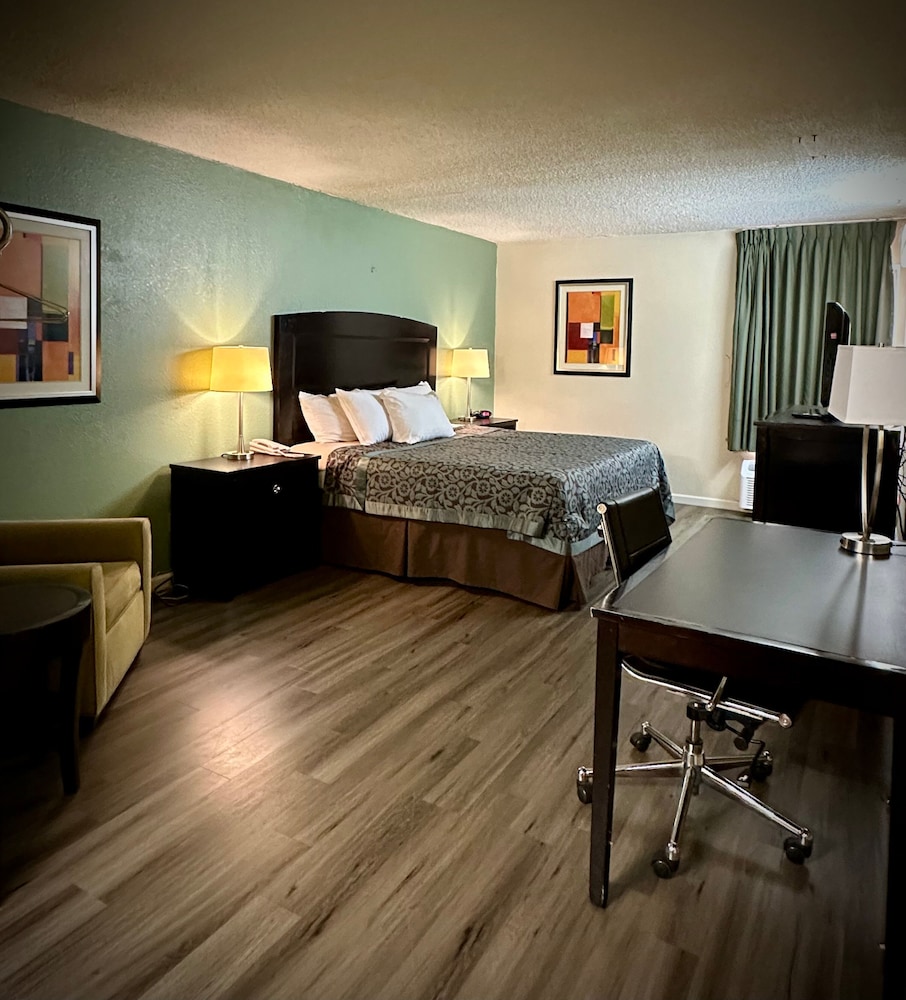 Standard Room, 1 King Bed, Smoking - Photo 1