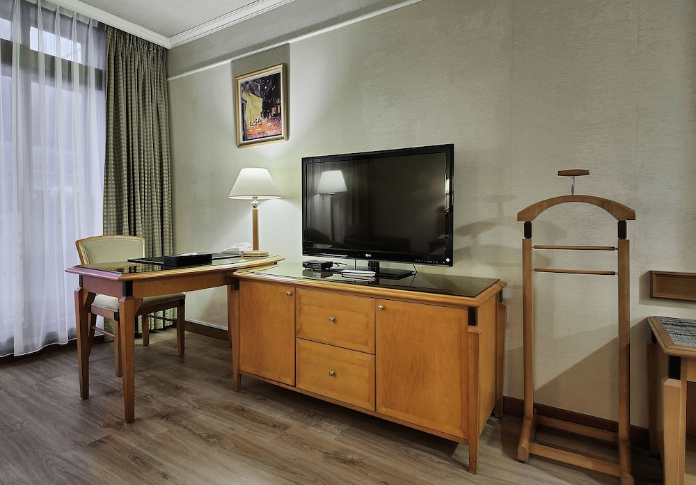 Executive Queen Room (Please read Special Check-in Instruction before booking) photo 2