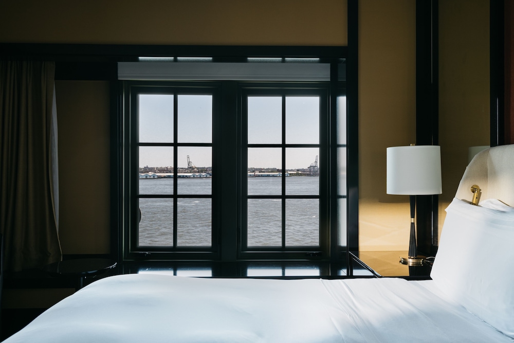 Suite, Corner (Fulton) thumbnail 6