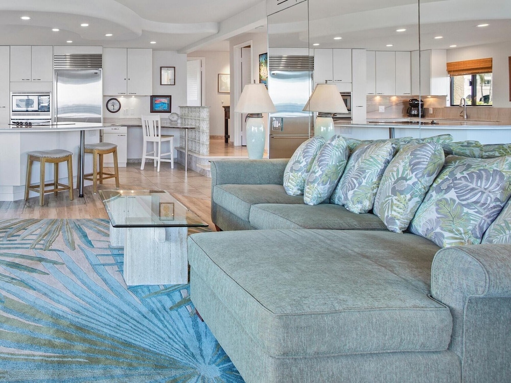 Condo, 2 Bedrooms, Oceanfront (609) photo 3