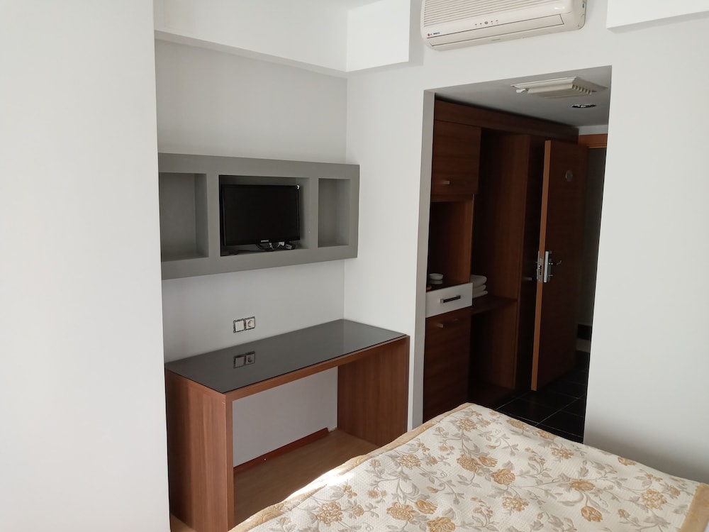 Basic Suite, Non Smoking, Pool View photo 3