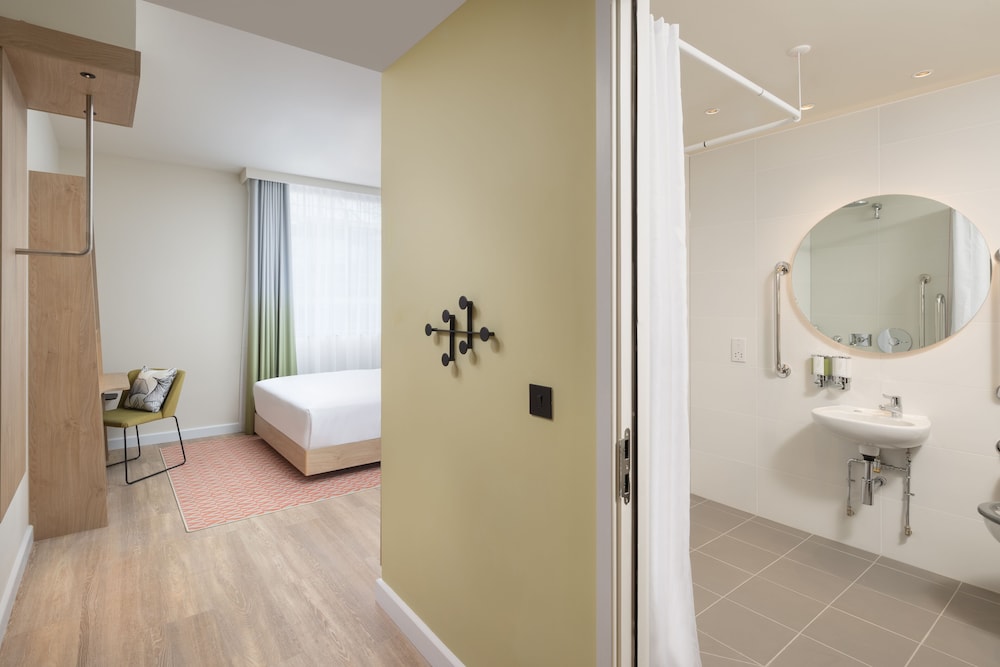 Room, 1 Queen Bed, Accessible (No window) photo 2