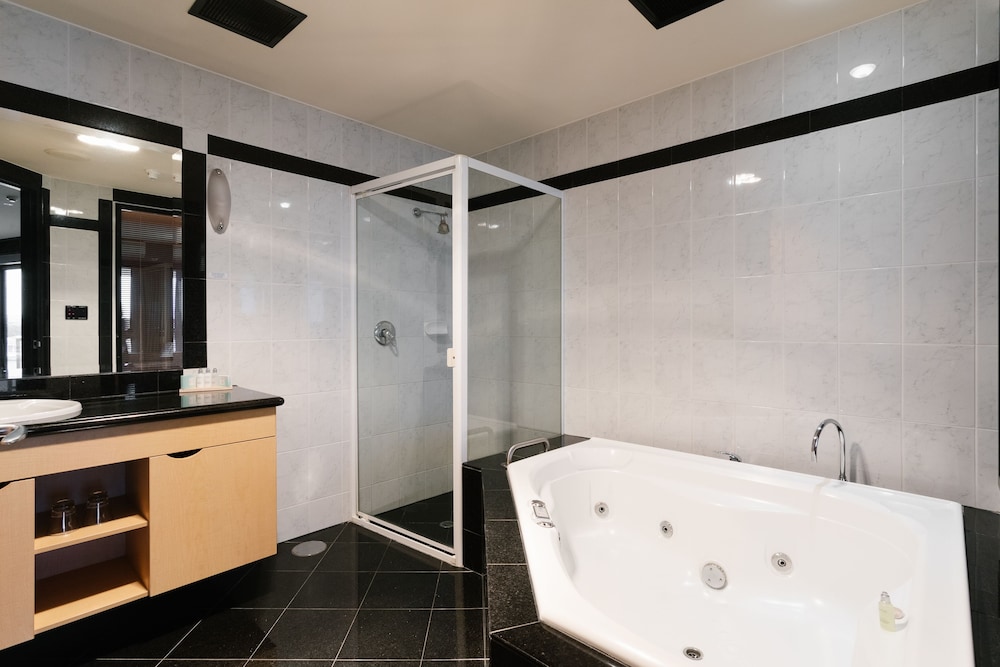 Executive Twin Room, Jetted Tub, Lake View thumbnail 6