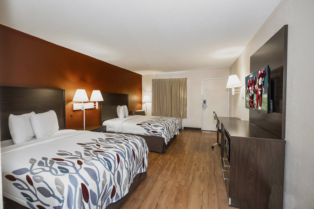 Standard Room, 2 Double Beds, Non Smoking (Roll-In Shower) photo 1