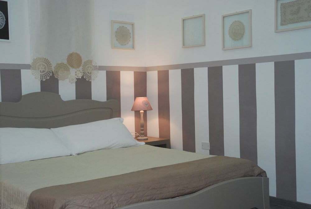 Standard Room, 1 Queen Bed photo 3